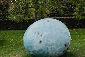 Joanna Rajkowska, l'étrangère, Frieze Sculpture, Regent's Park, London (3 July–6 October 2019). Courtesy Ocula. Photo: Charles Roussel.